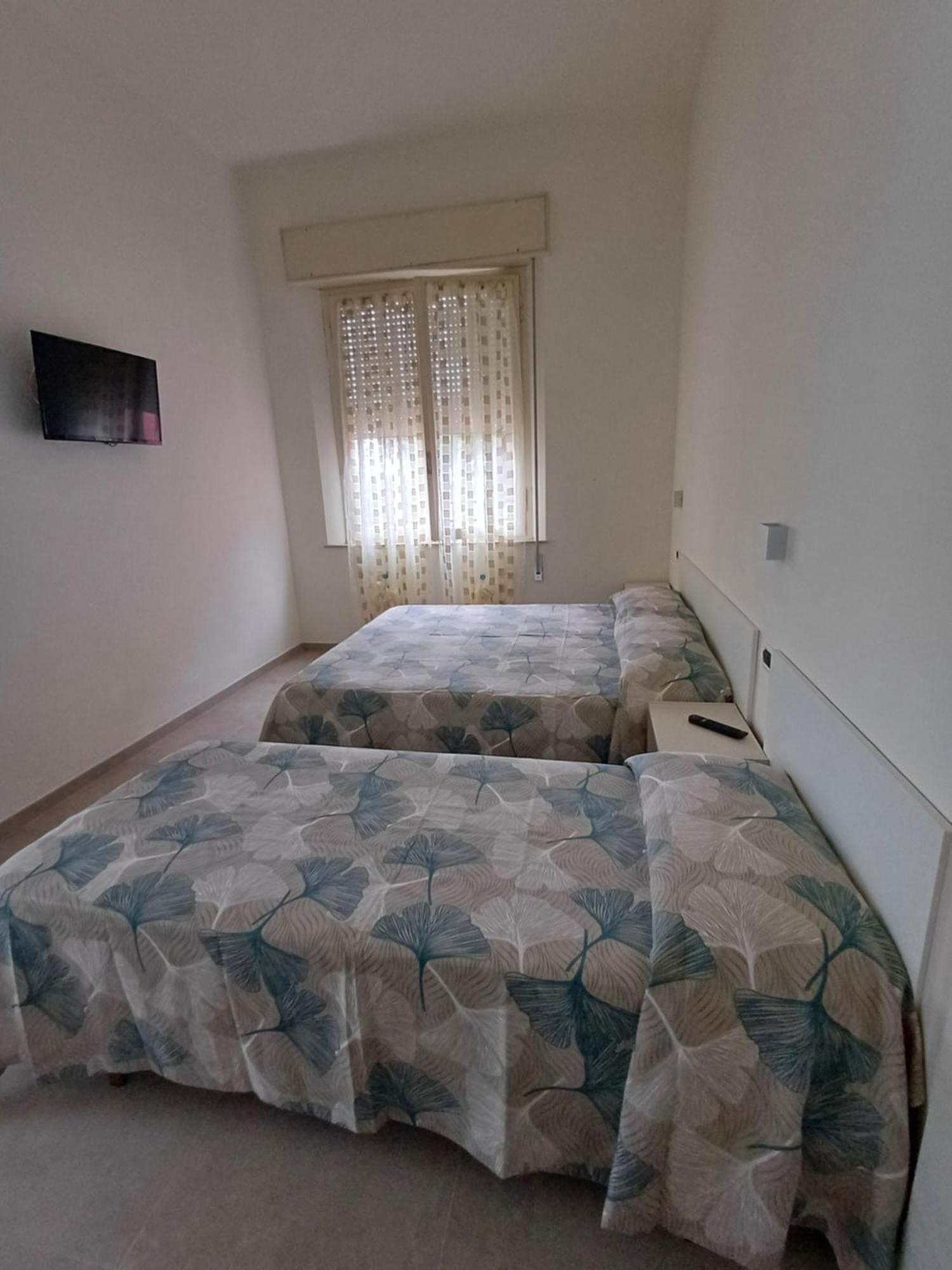 Hotel Flora Cesenatico Esterno foto