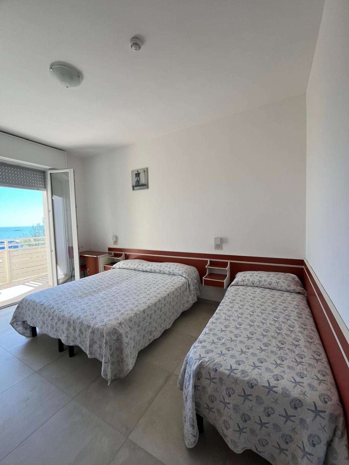 Hotel Flora Cesenatico Esterno foto