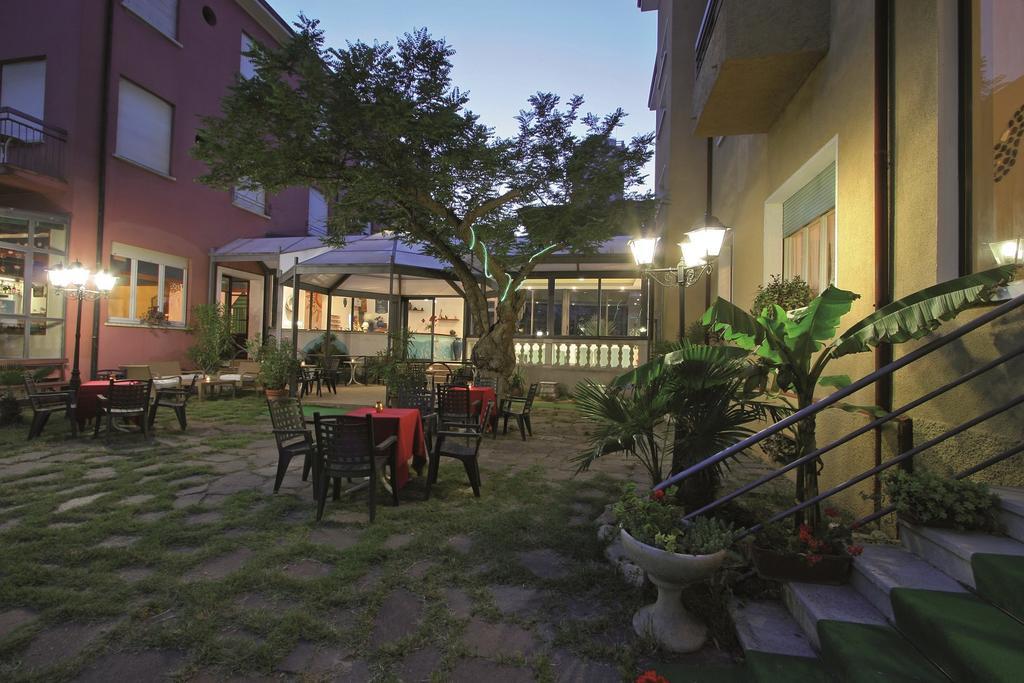 Hotel Flora Cesenatico Esterno foto